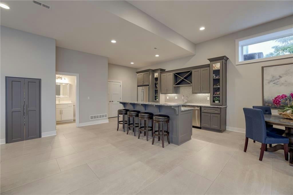 Riverside, Missouri, 64150, United States, 5 Bedrooms Bedrooms, ,5 BathroomsBathrooms,Residential,Active,1710739