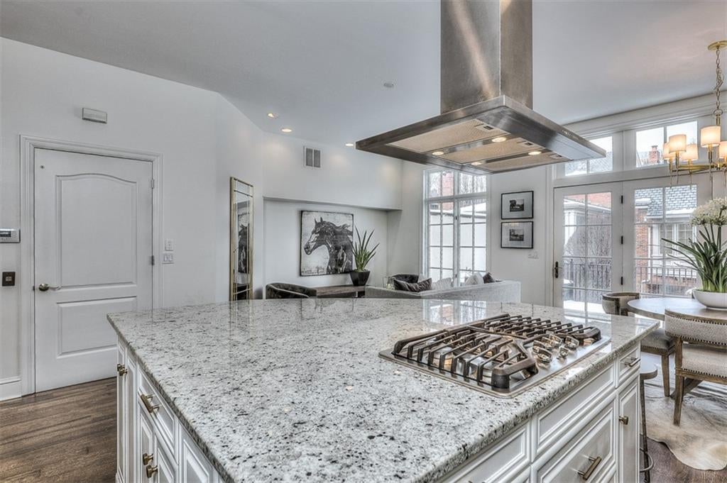 Kansas City, Missouri, 64112, United States, 3 Bedrooms Bedrooms, ,3 BathroomsBathrooms,Residential,Active,1922740