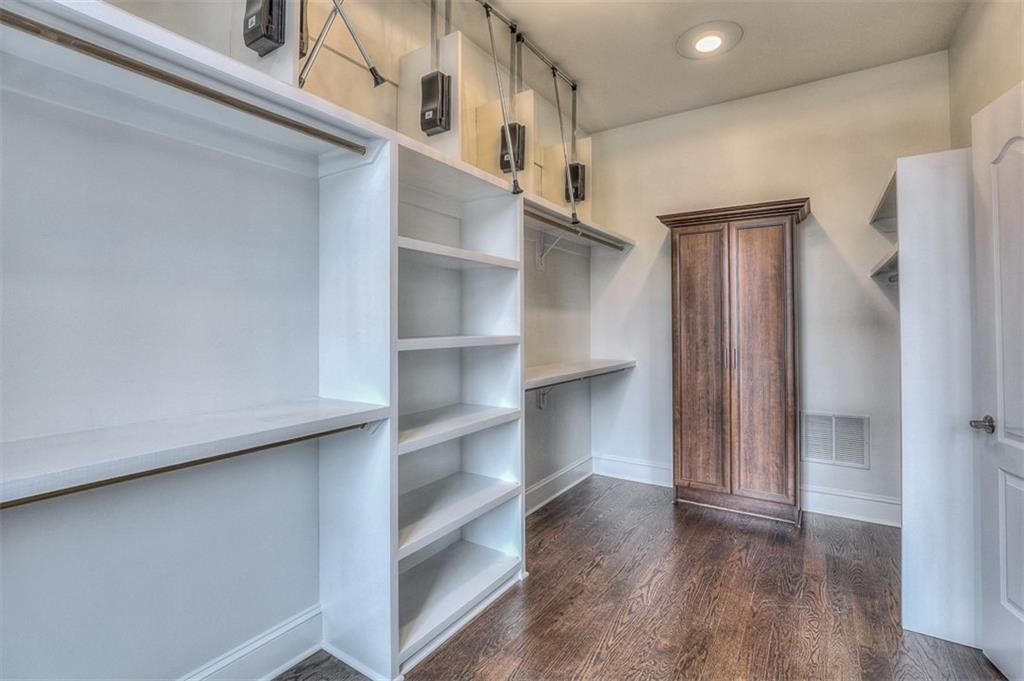 Kansas City, Missouri, 64112, United States, 3 Bedrooms Bedrooms, ,3 BathroomsBathrooms,Residential,Active,1922740