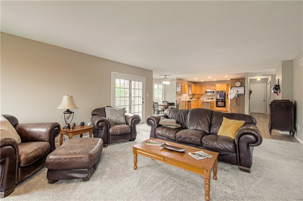 Lee'S Summit, Missouri, 64086, United States, 4 Bedrooms Bedrooms, ,4 BathroomsBathrooms,Residential,Active,1993632