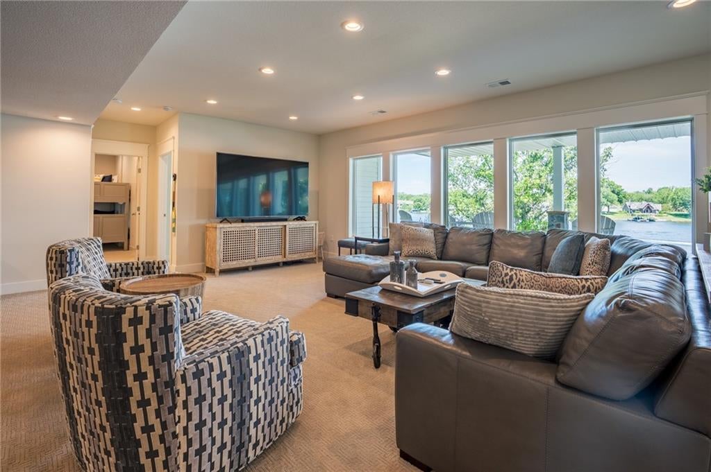 Altamont, Missouri, 64620, United States, 5 Bedrooms Bedrooms, ,5 BathroomsBathrooms,Residential,Active,1880022