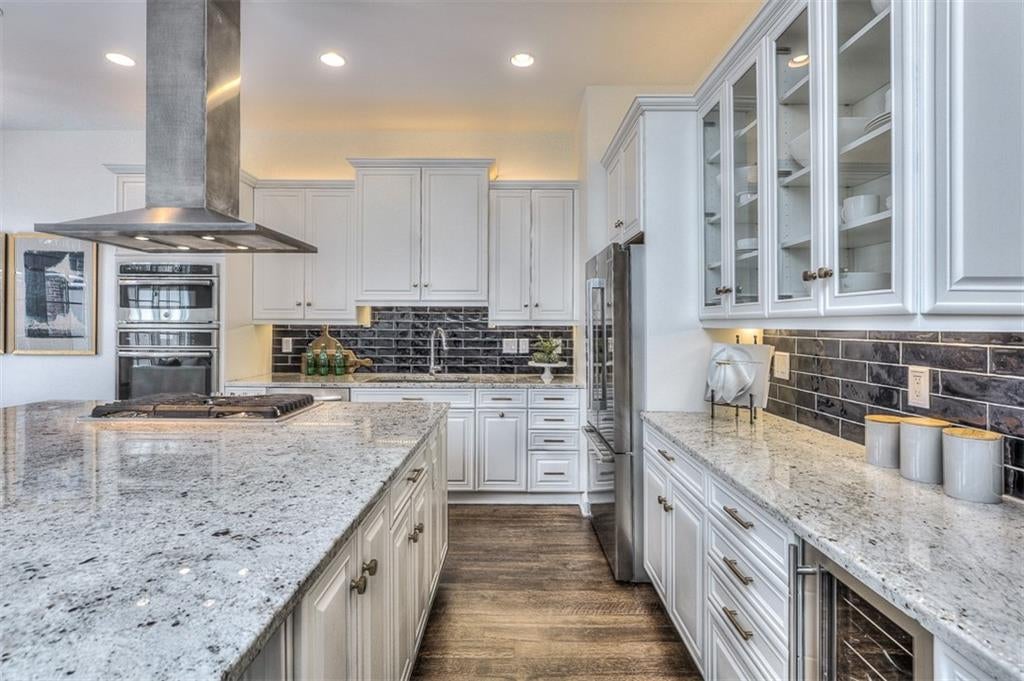 Kansas City, Missouri, 64112, United States, 3 Bedrooms Bedrooms, ,3 BathroomsBathrooms,Residential,Active,1922740