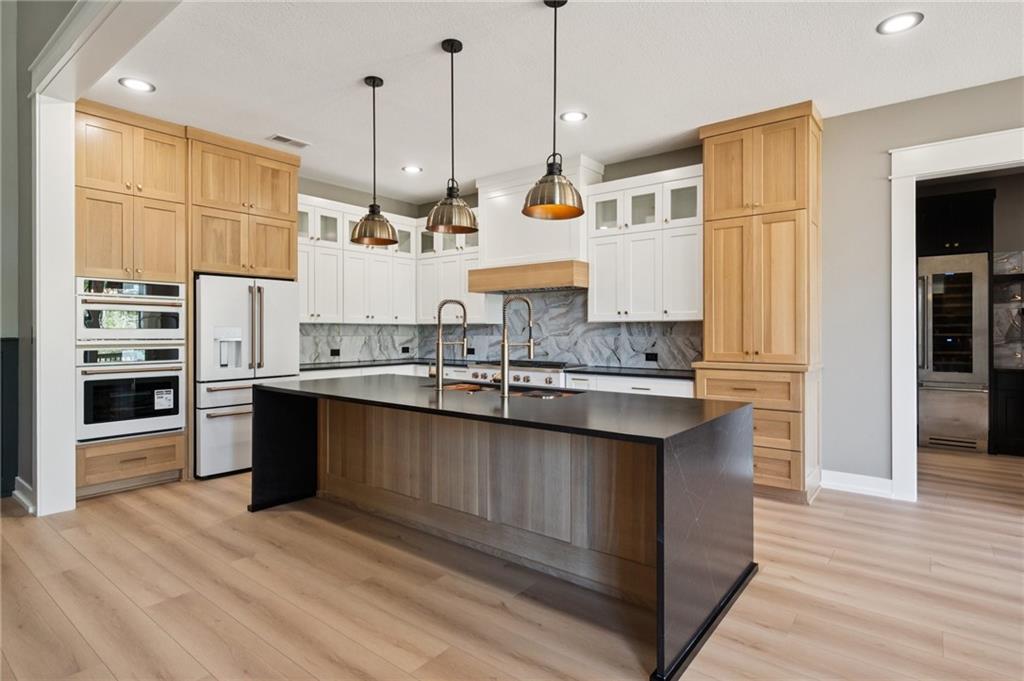 Riverside, Missouri, 64150, United States, 7 Bedrooms Bedrooms, ,6 BathroomsBathrooms,Residential,Active,1960175