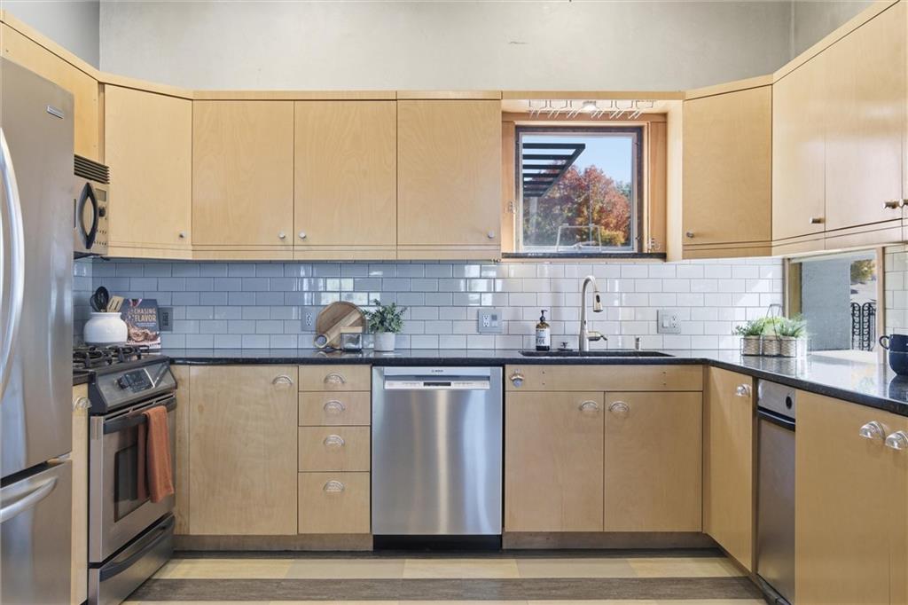 Kansas City, Missouri, 64108, United States, 2 Bedrooms Bedrooms, ,3 BathroomsBathrooms,Residential,Active,1988723