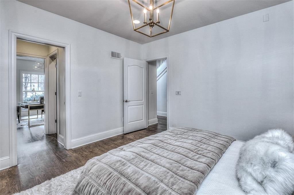 Kansas City, Missouri, 64112, United States, 3 Bedrooms Bedrooms, ,3 BathroomsBathrooms,Residential,Active,1922740