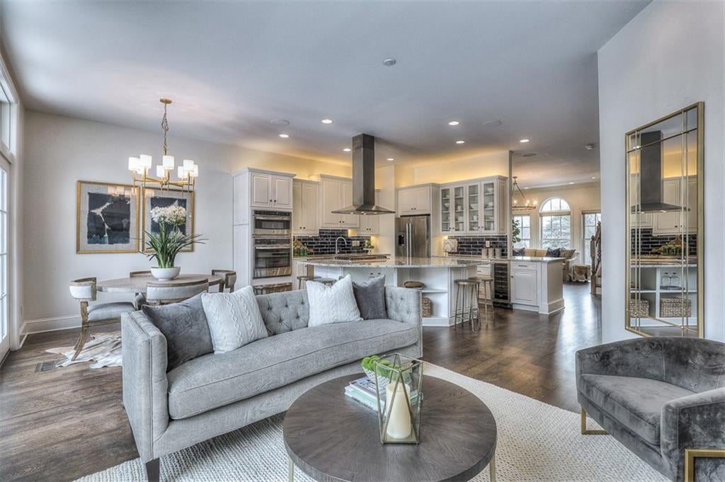 Kansas City, Missouri, 64112, United States, 3 Bedrooms Bedrooms, ,3 BathroomsBathrooms,Residential,Active,1922740