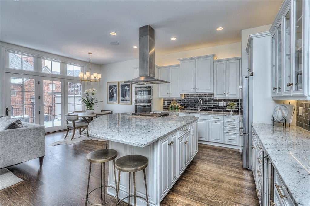 Kansas City, Missouri, 64112, United States, 3 Bedrooms Bedrooms, ,3 BathroomsBathrooms,Residential,Active,1922740