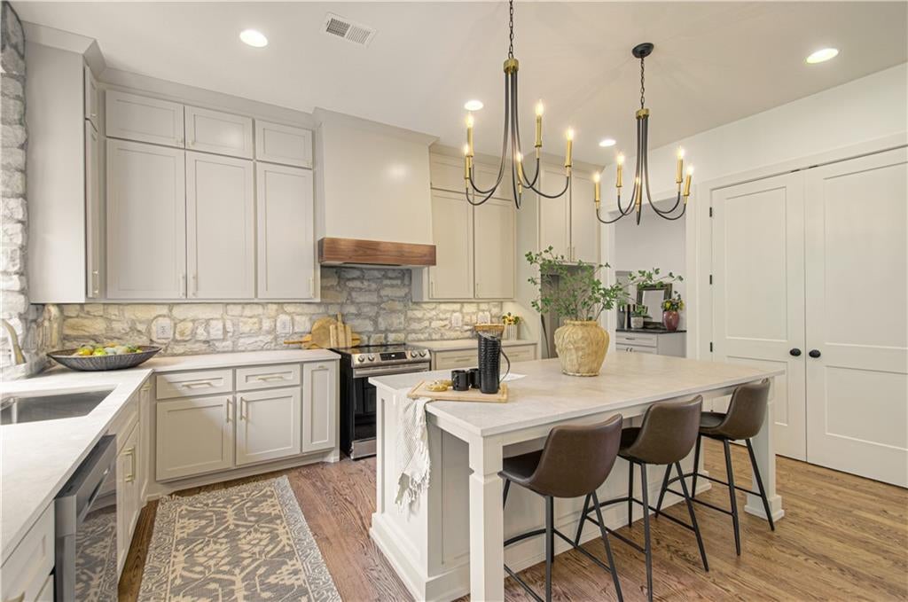 Riverside, Missouri, 64150, United States, 5 Bedrooms Bedrooms, ,3 BathroomsBathrooms,Residential,Active,2007055