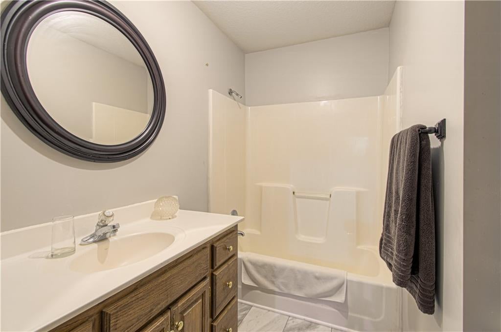 Lee'S Summit, Missouri, 64086, United States, 4 Bedrooms Bedrooms, ,4 BathroomsBathrooms,Residential,Active,1993632