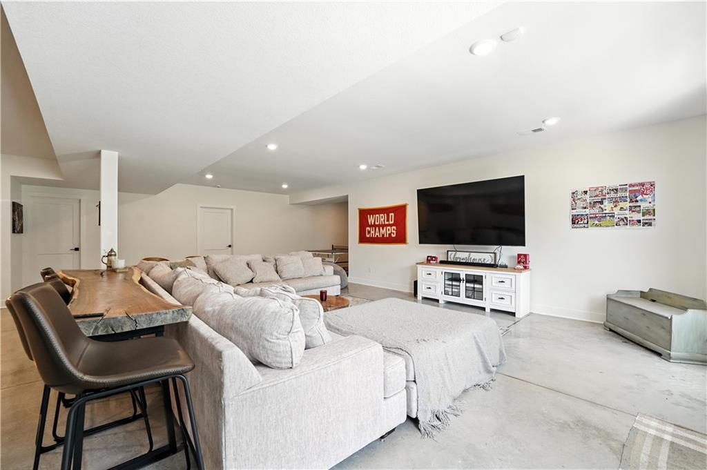 Liberty, Missouri, 64068, United States, 6 Bedrooms Bedrooms, ,5 BathroomsBathrooms,Residential,Active,1922515