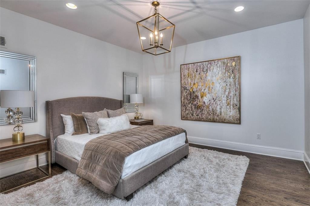 Kansas City, Missouri, 64112, United States, 3 Bedrooms Bedrooms, ,3 BathroomsBathrooms,Residential,Active,1922740