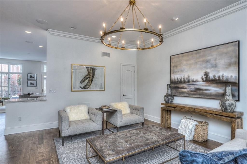 Kansas City, Missouri, 64112, United States, 3 Bedrooms Bedrooms, ,3 BathroomsBathrooms,Residential,Active,1922740