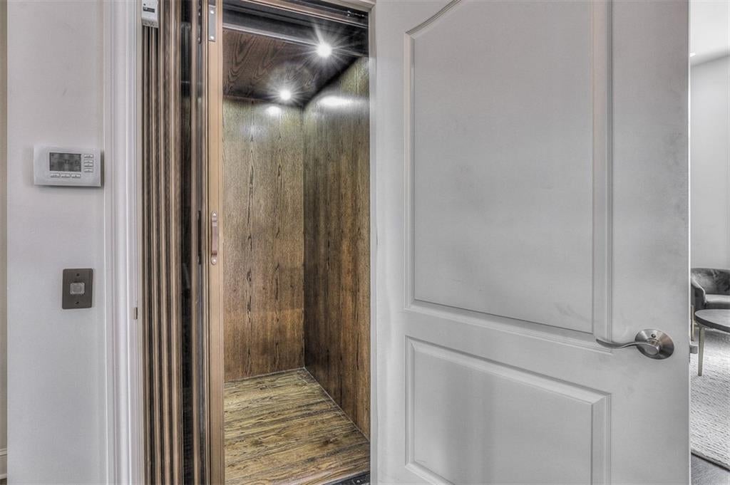 Kansas City, Missouri, 64112, United States, 3 Bedrooms Bedrooms, ,3 BathroomsBathrooms,Residential,Active,1922740