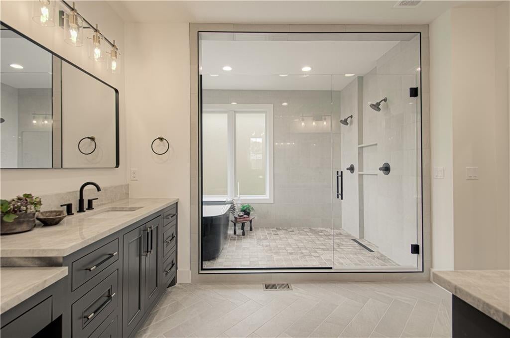 Riverside, Missouri, 64150, United States, 5 Bedrooms Bedrooms, ,3 BathroomsBathrooms,Residential,Active,2007055