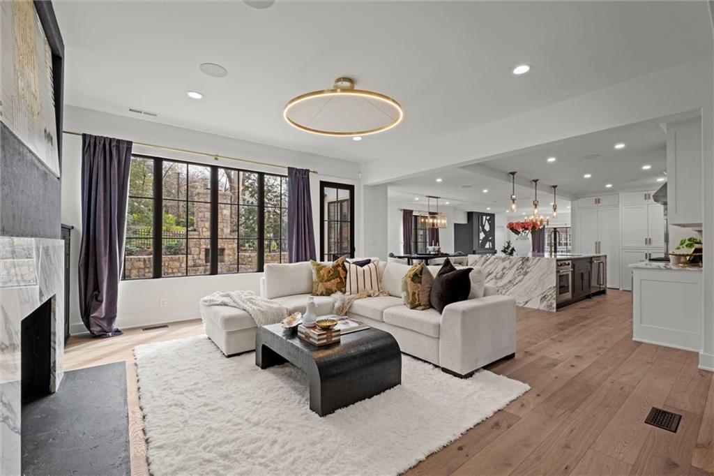 Kansas City, Missouri, 64112, United States, 4 Bedrooms Bedrooms, ,4 BathroomsBathrooms,Residential,Active,1748721