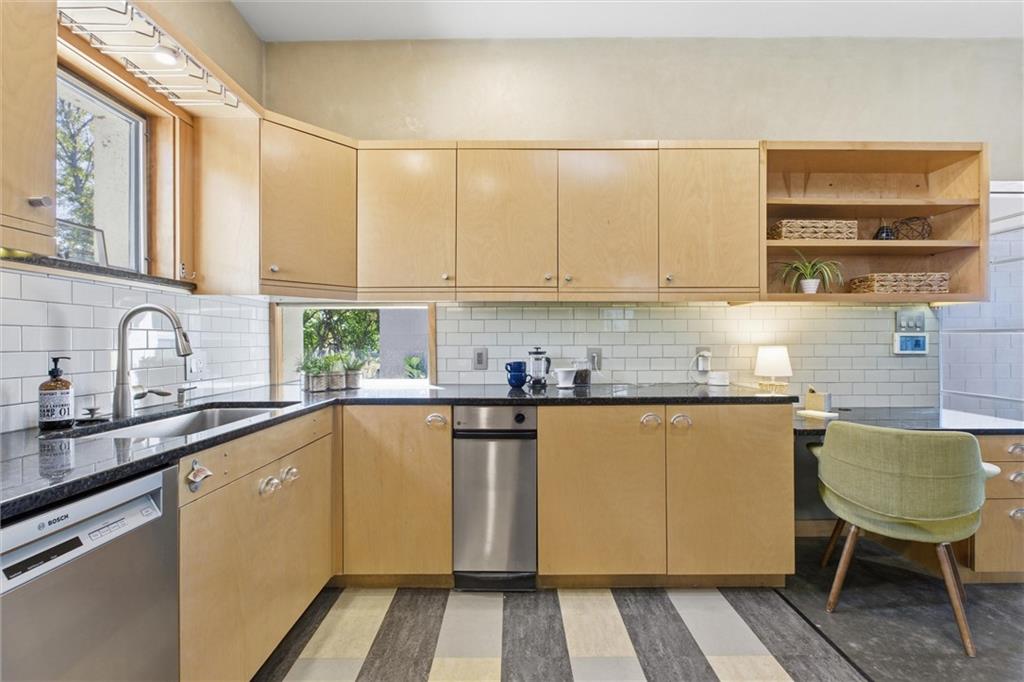 Kansas City, Missouri, 64108, United States, 2 Bedrooms Bedrooms, ,3 BathroomsBathrooms,Residential,Active,1988723