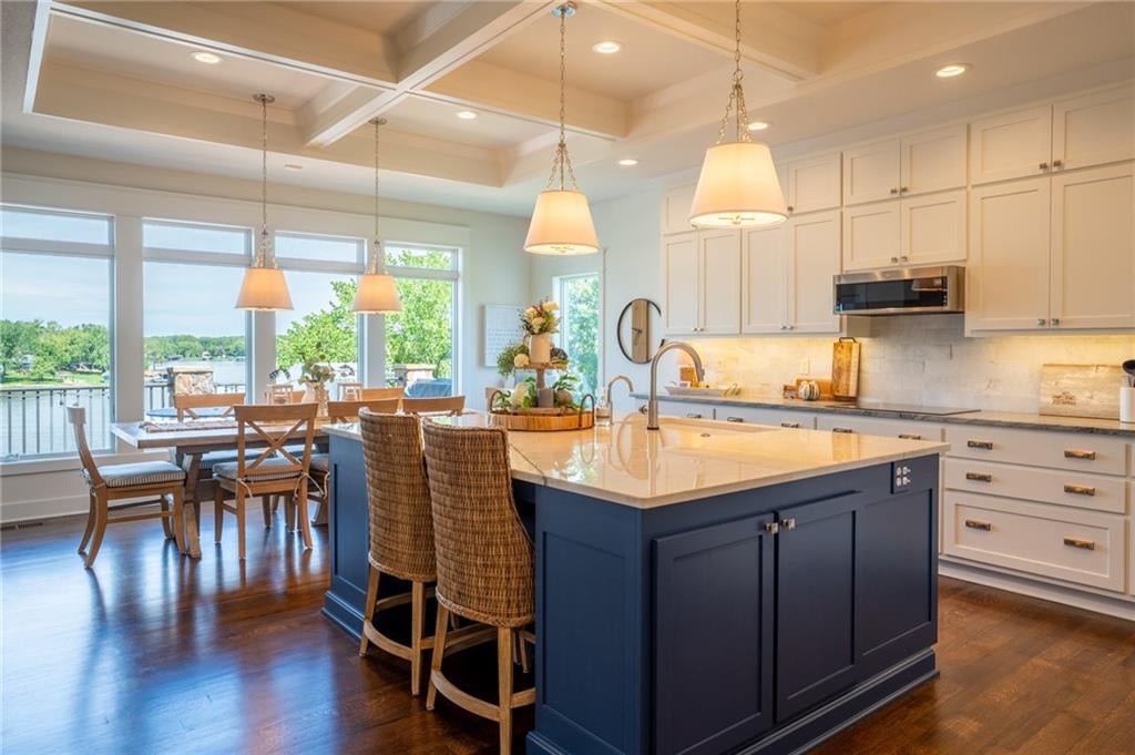 Altamont, Missouri, 64620, United States, 5 Bedrooms Bedrooms, ,5 BathroomsBathrooms,Residential,Active,1880022