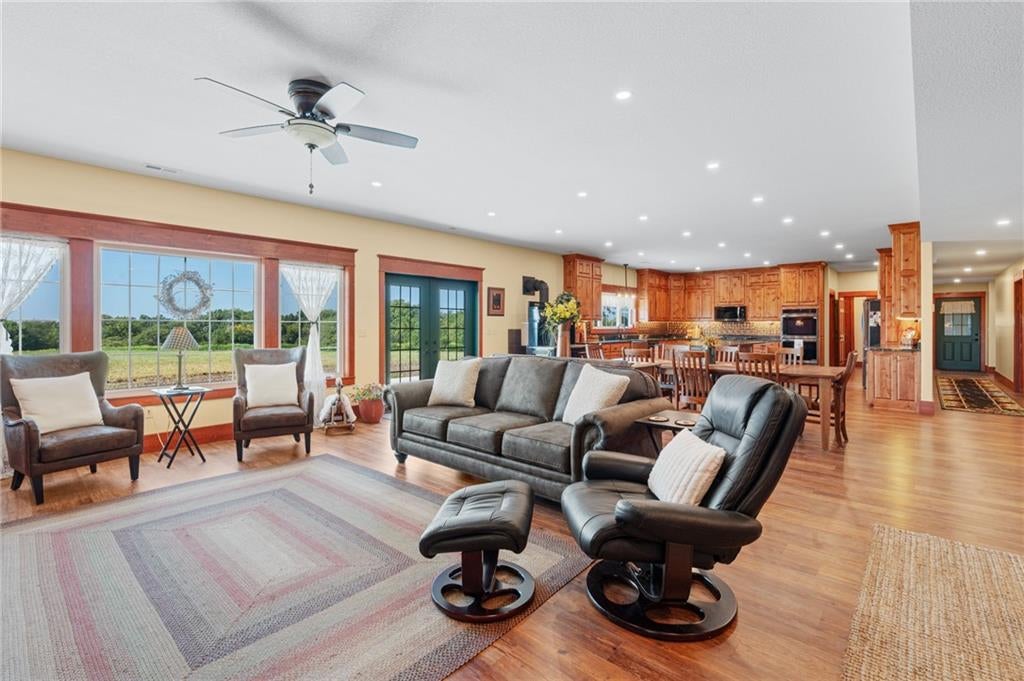 Gallatin, Missouri, 64640, United States, 5 Bedrooms Bedrooms, ,5 BathroomsBathrooms,Residential,Active,1953380