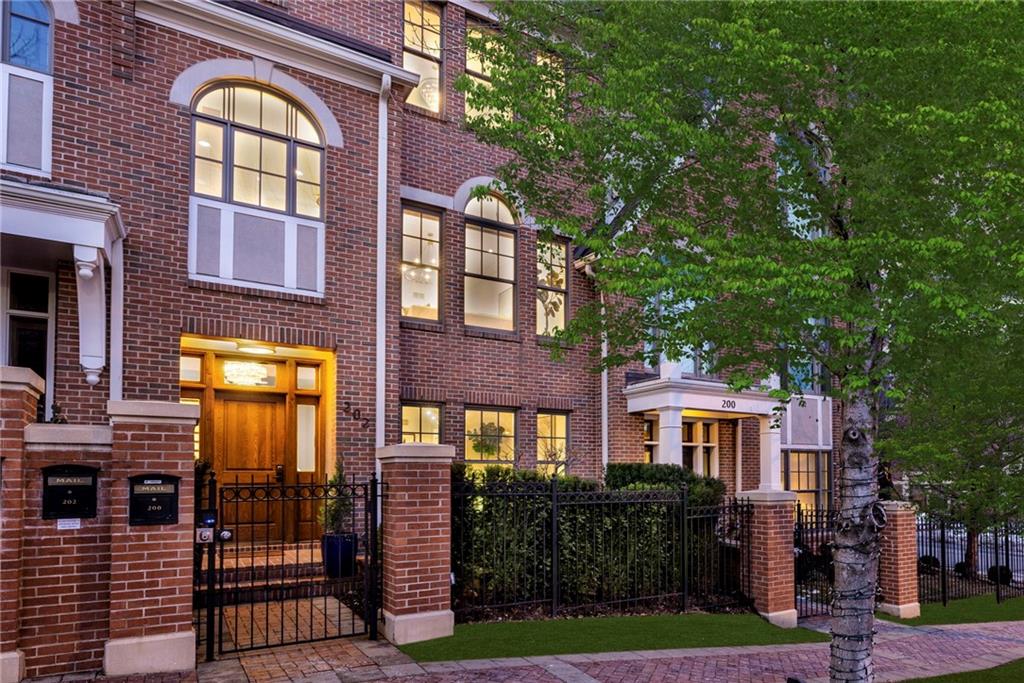 Kansas City, Missouri, 64112, United States, 3 Bedrooms Bedrooms, ,3 BathroomsBathrooms,Residential,Active,1922740