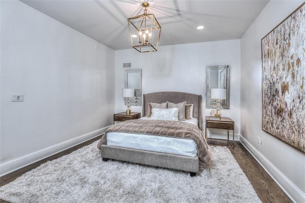 Kansas City, Missouri, 64112, United States, 3 Bedrooms Bedrooms, ,3 BathroomsBathrooms,Residential,Active,1922740