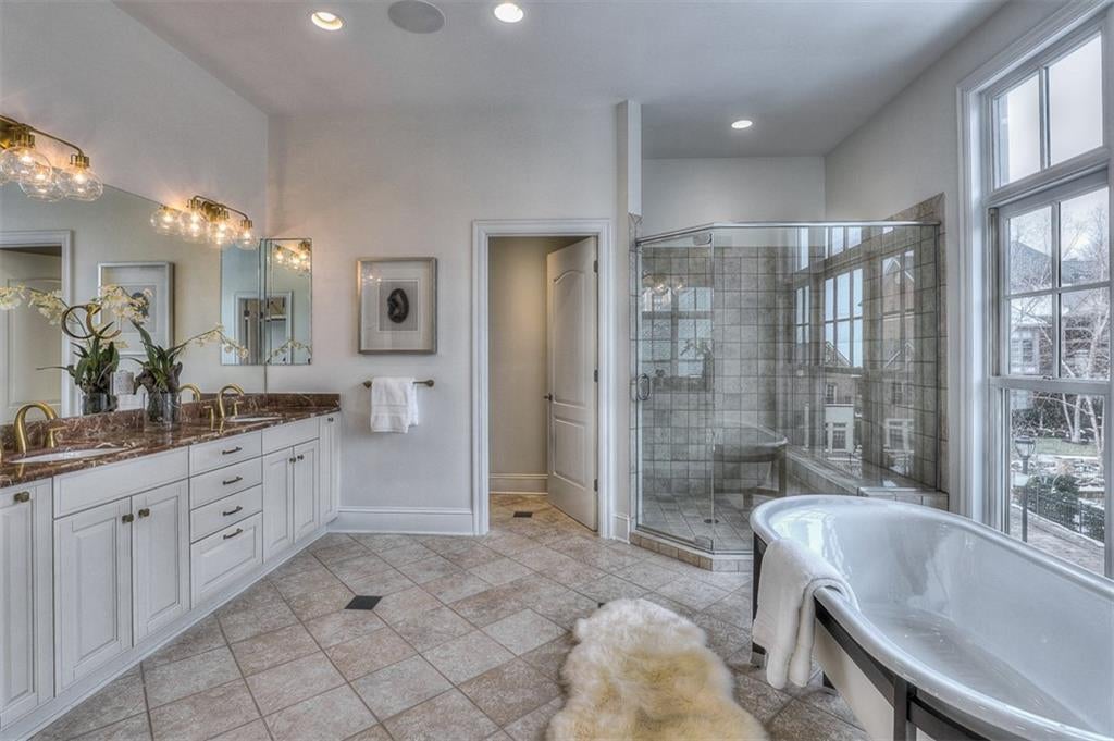 Kansas City, Missouri, 64112, United States, 3 Bedrooms Bedrooms, ,3 BathroomsBathrooms,Residential,Active,1922740