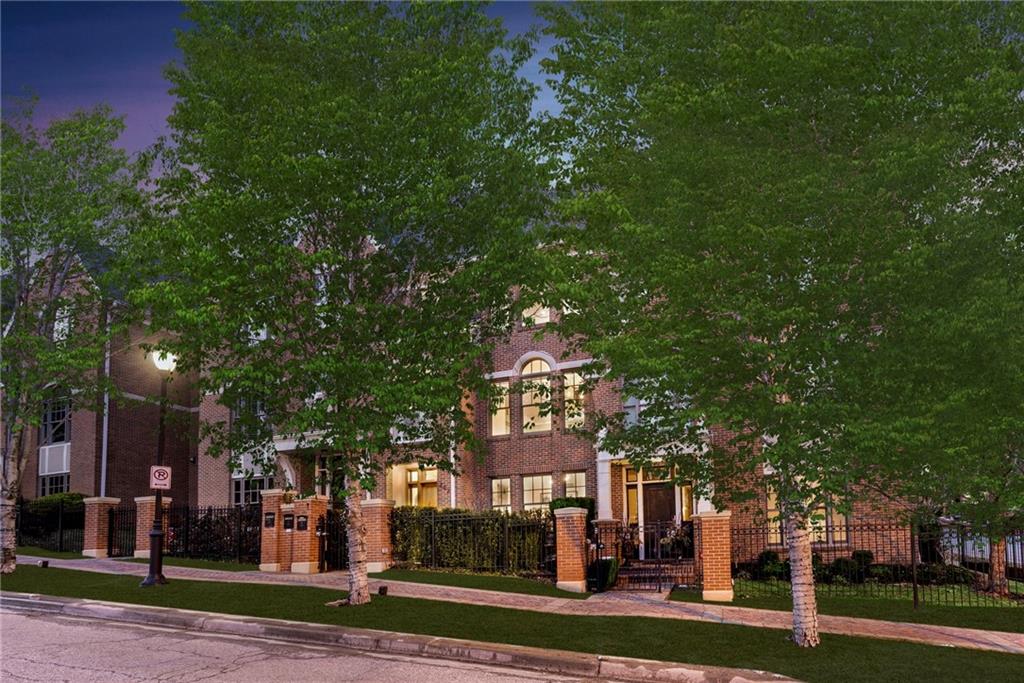 Kansas City, Missouri, 64112, United States, 3 Bedrooms Bedrooms, ,3 BathroomsBathrooms,Residential,Active,1922740