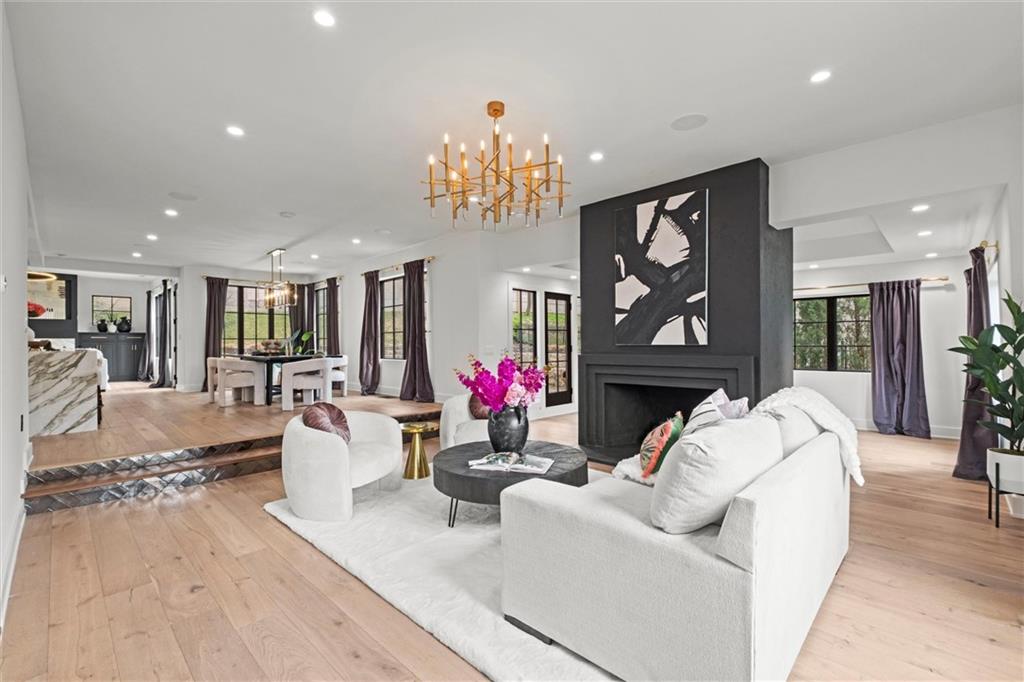 Kansas City, Missouri, 64112, United States, 4 Bedrooms Bedrooms, ,4 BathroomsBathrooms,Residential,Active,1748721