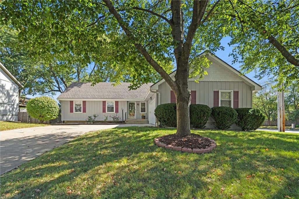 101 NE CRESCENT ST, LEE'S SUMMIT, MO 64086, photo 1 of 40