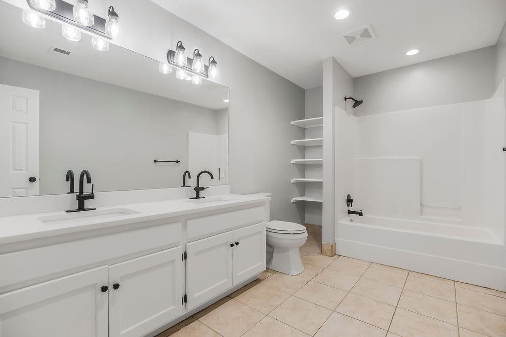 Grandview, Missouri, 64030, United States, 8 Bedrooms Bedrooms, ,5 BathroomsBathrooms,Residential,Active,1892623