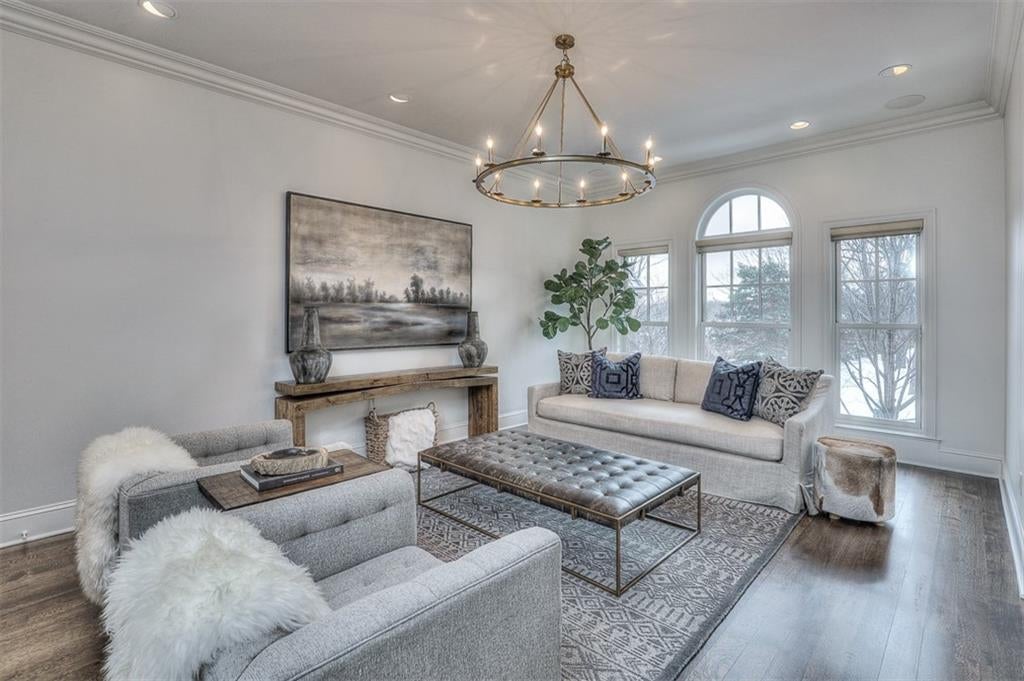 Kansas City, Missouri, 64112, United States, 3 Bedrooms Bedrooms, ,3 BathroomsBathrooms,Residential,Active,1922740