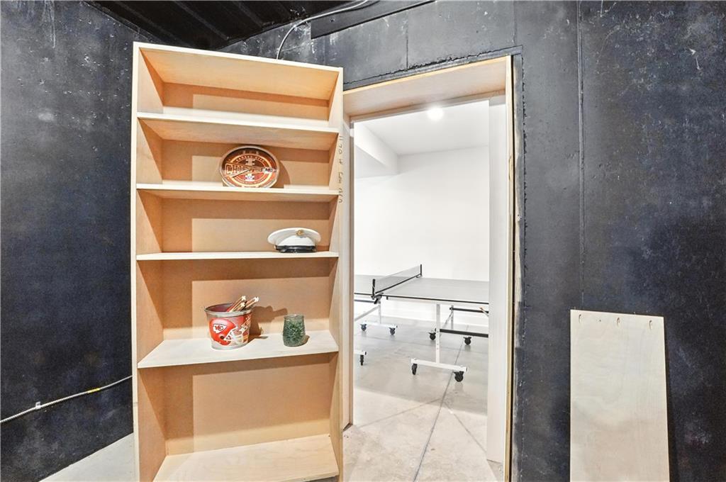 Liberty, Missouri, 64068, United States, 6 Bedrooms Bedrooms, ,5 BathroomsBathrooms,Residential,Active,1922515