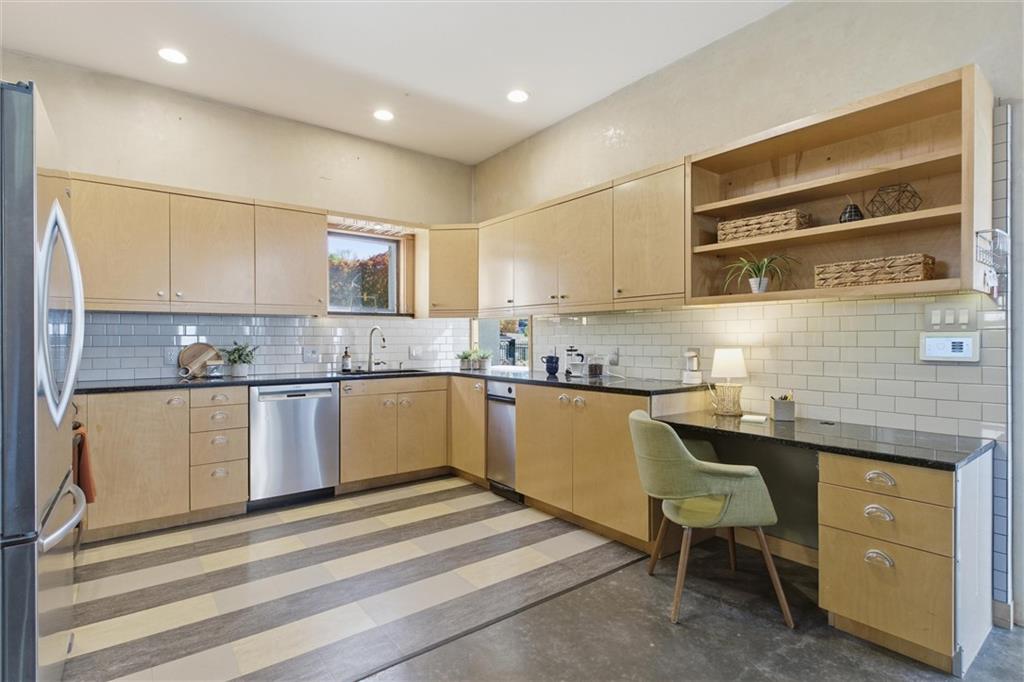 Kansas City, Missouri, 64108, United States, 2 Bedrooms Bedrooms, ,3 BathroomsBathrooms,Residential,Active,1988723