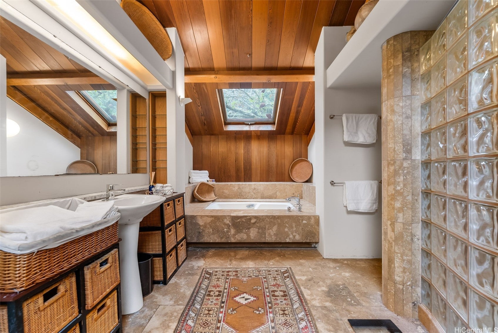 Honolulu, Hawaii, 96817, United States, 2 Bedrooms Bedrooms, ,3 BathroomsBathrooms,Residential,Active,2008694