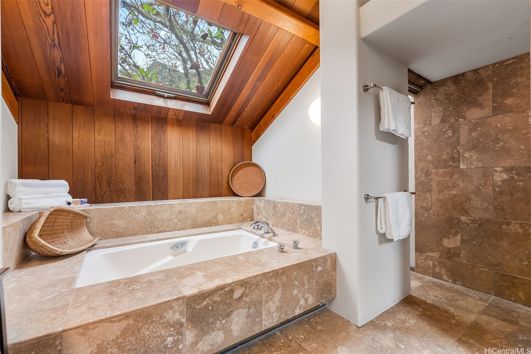 Honolulu, Hawaii, 96817, United States, 2 Bedrooms Bedrooms, ,3 BathroomsBathrooms,Residential,Active,1943804