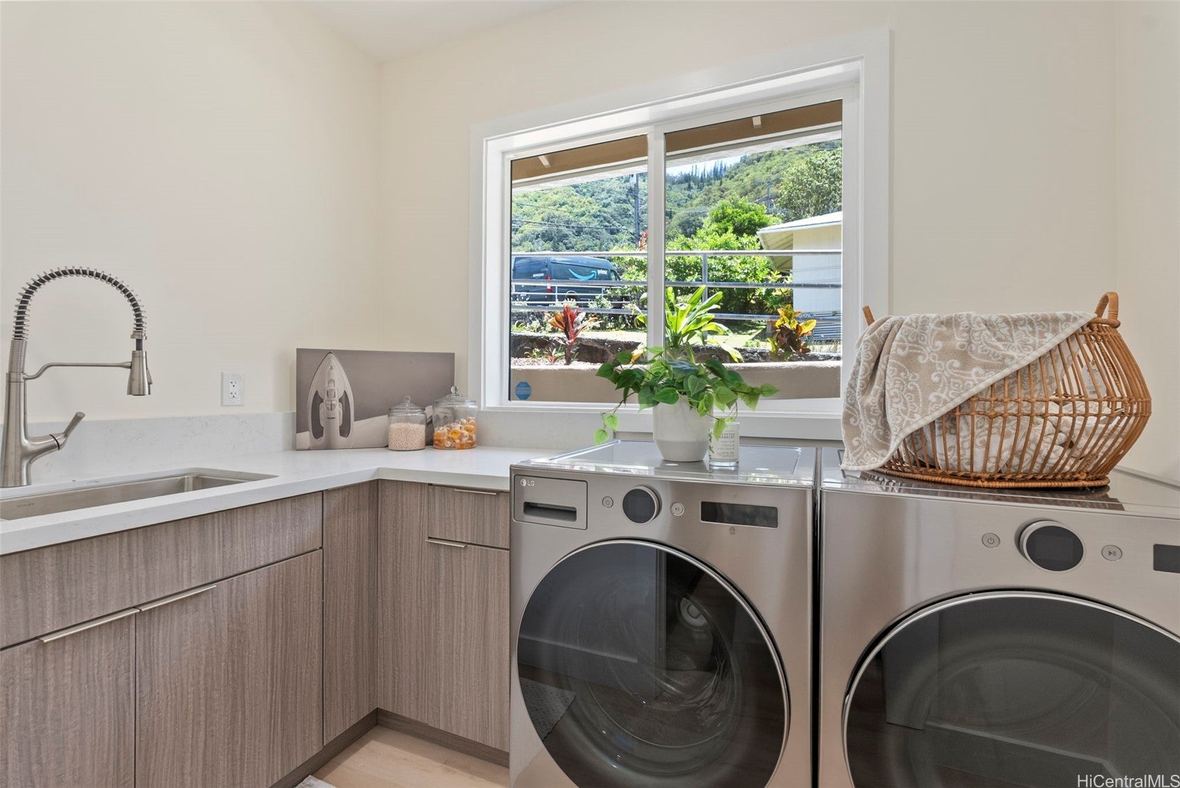 Honolulu, Hawaii, 96822, United States, 4 Bedrooms Bedrooms, ,4 BathroomsBathrooms,Residential,Active,1943814