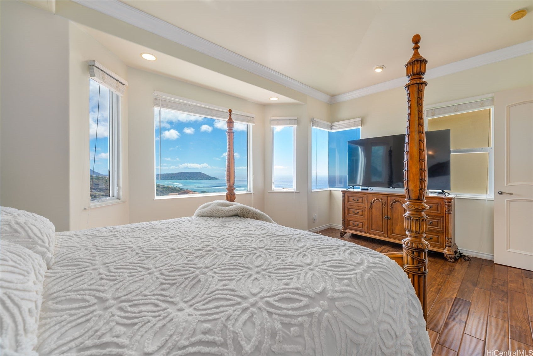 Honolulu, Hawaii, 96821, United States, 5 Bedrooms Bedrooms, ,5 BathroomsBathrooms,Residential,Active,1943765