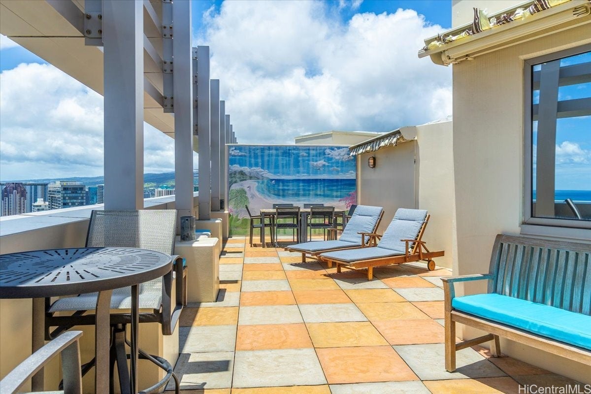 Honolulu, Hawaii, 96814, United States, 4 Bedrooms Bedrooms, ,5 BathroomsBathrooms,Residential,Active,1822012