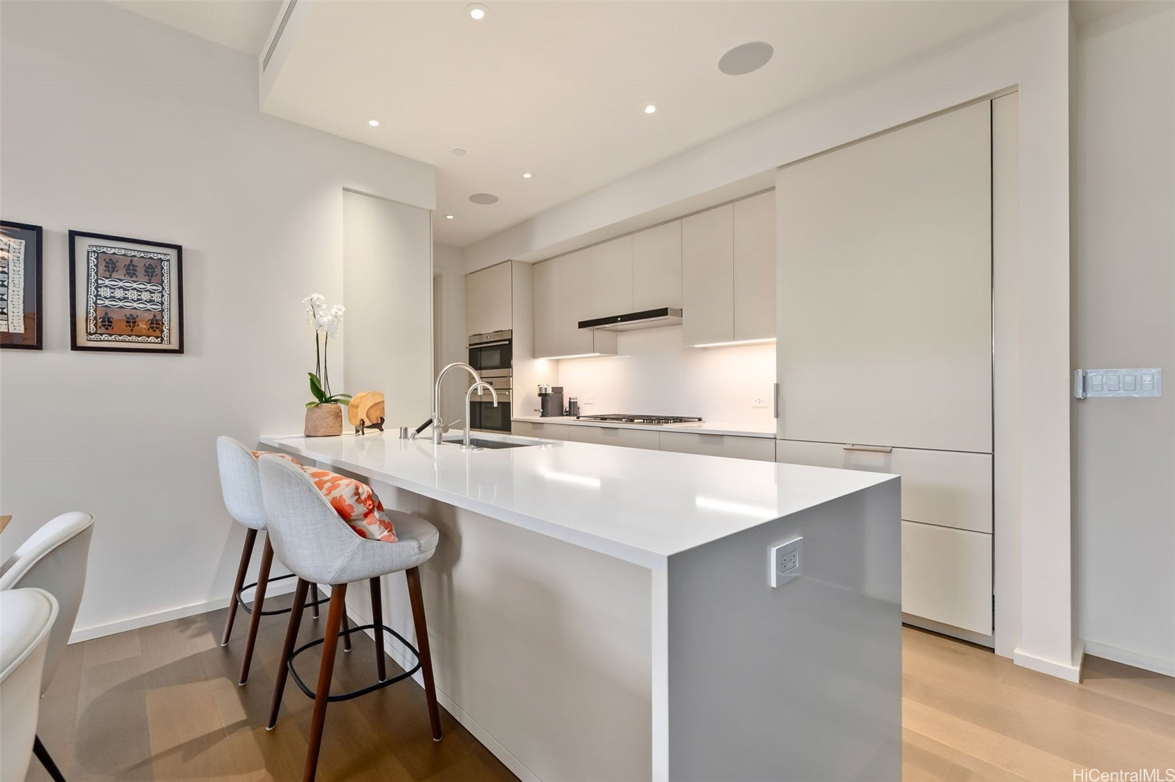 Honolulu, Hawaii, 96814, United States, 2 Bedrooms Bedrooms, ,2 BathroomsBathrooms,Residential,Active,2009852