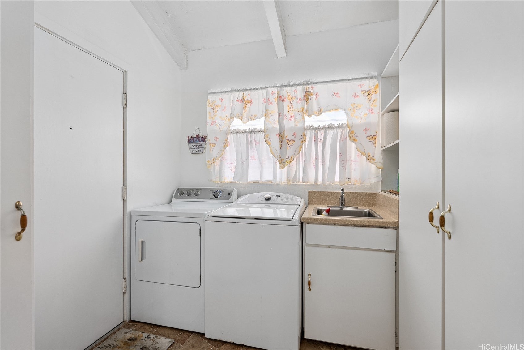 Honolulu, Hawaii, 96825, United States, 3 Bedrooms Bedrooms, ,2 BathroomsBathrooms,Residential,Contingent,1943822