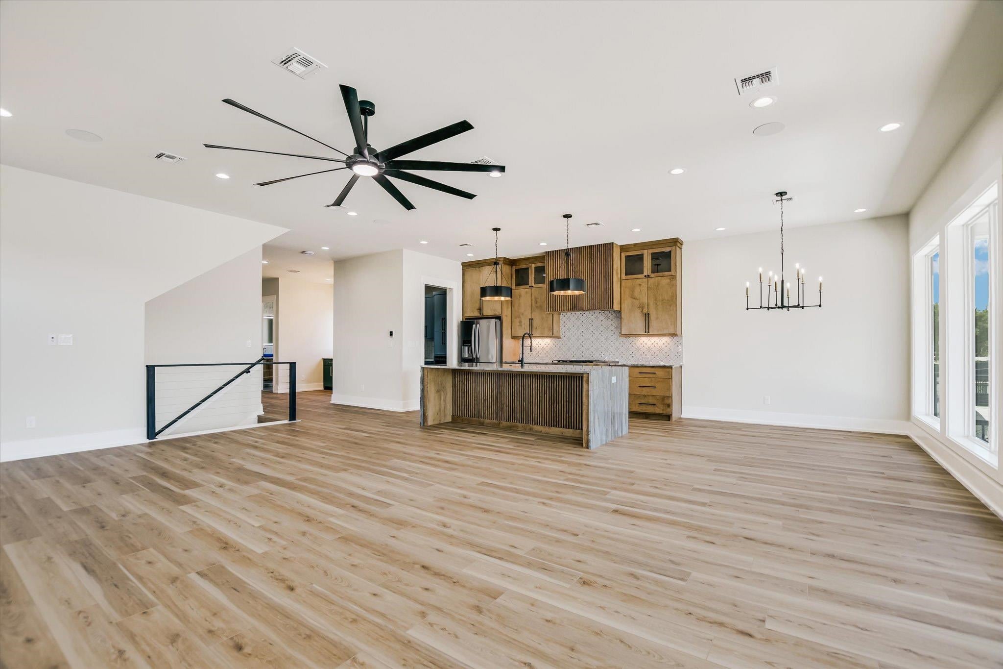 Kingsland, Texas, 78639, United States, 5 Bedrooms Bedrooms, ,6 BathroomsBathrooms,Residential,Active,1880173