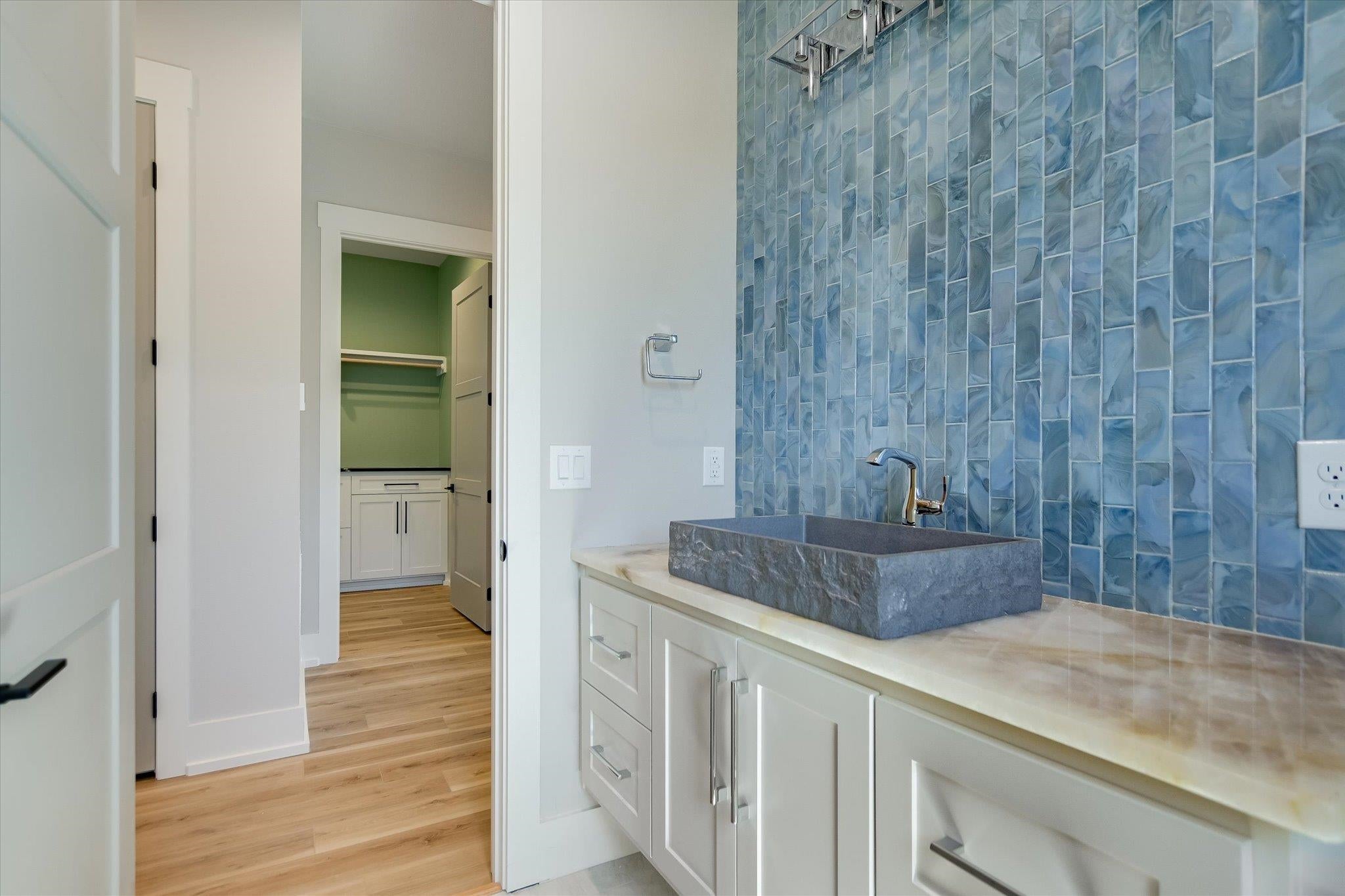 Kingsland, Texas, 78639, United States, 5 Bedrooms Bedrooms, ,6 BathroomsBathrooms,Residential,Active,1880207