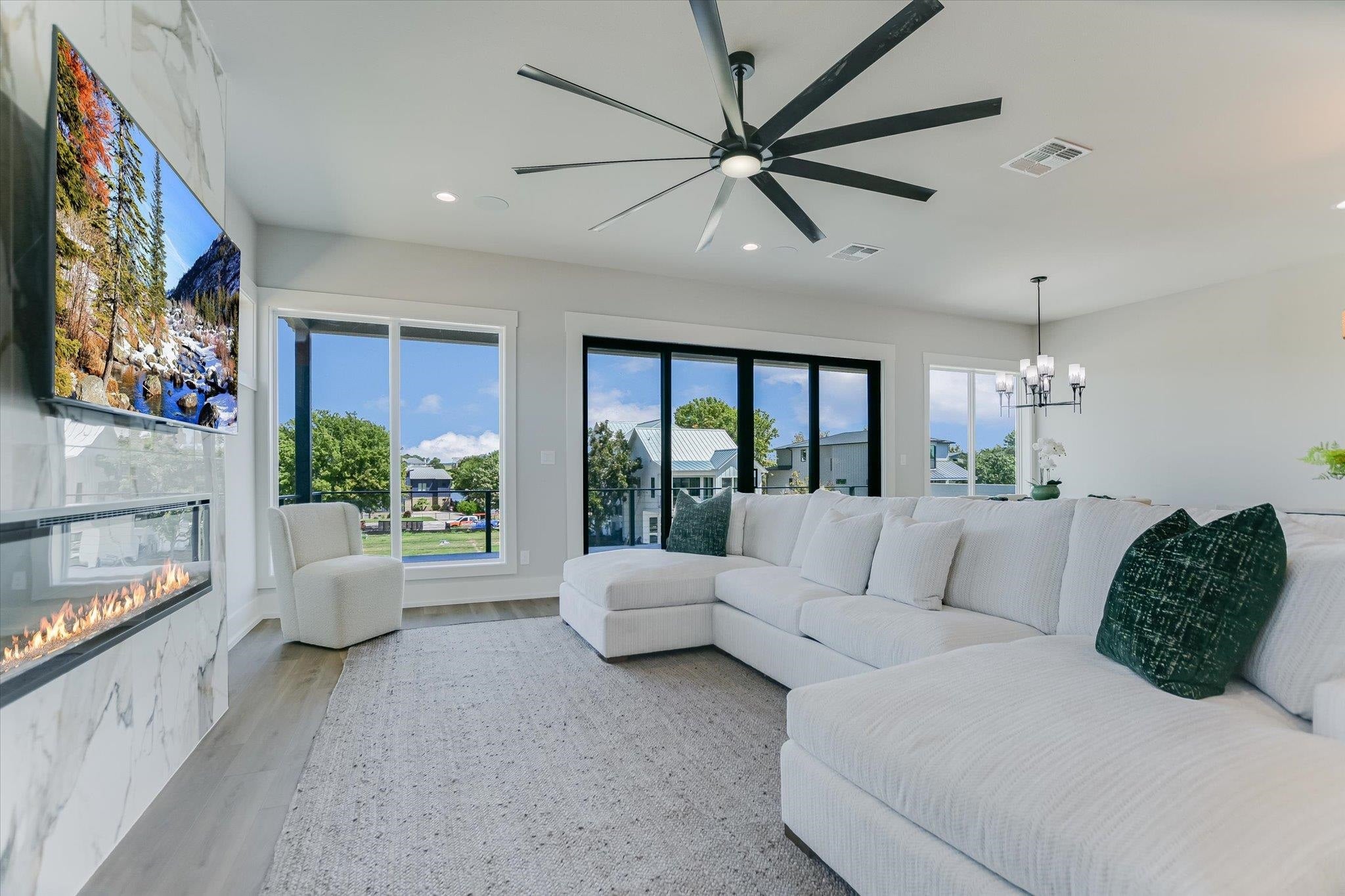 Kingsland, Texas, 78639, United States, 5 Bedrooms Bedrooms, ,6 BathroomsBathrooms,Residential,Active,1880207