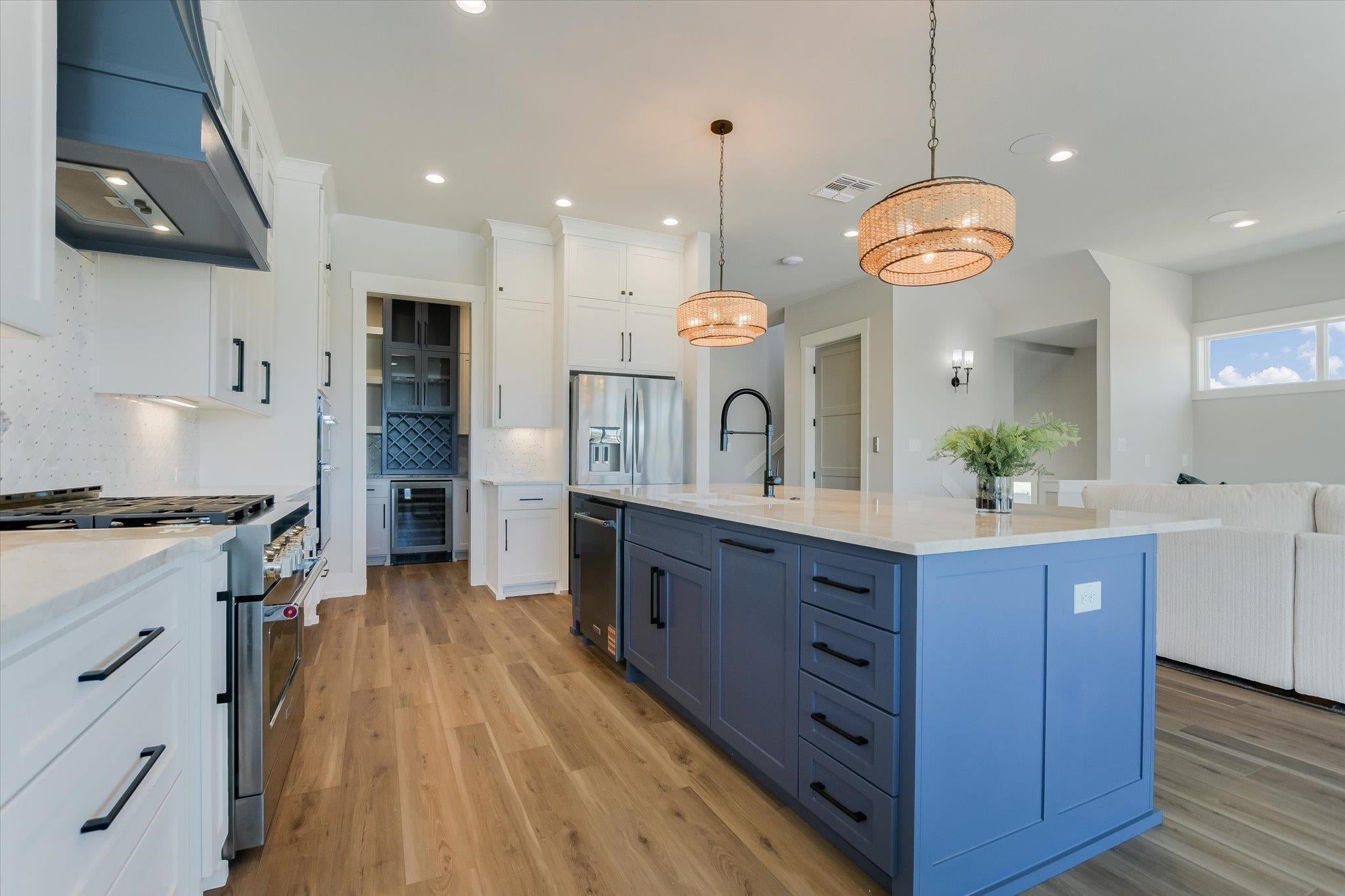 Kingsland, Texas, 78639, United States, 5 Bedrooms Bedrooms, ,6 BathroomsBathrooms,Residential,Active,1880207