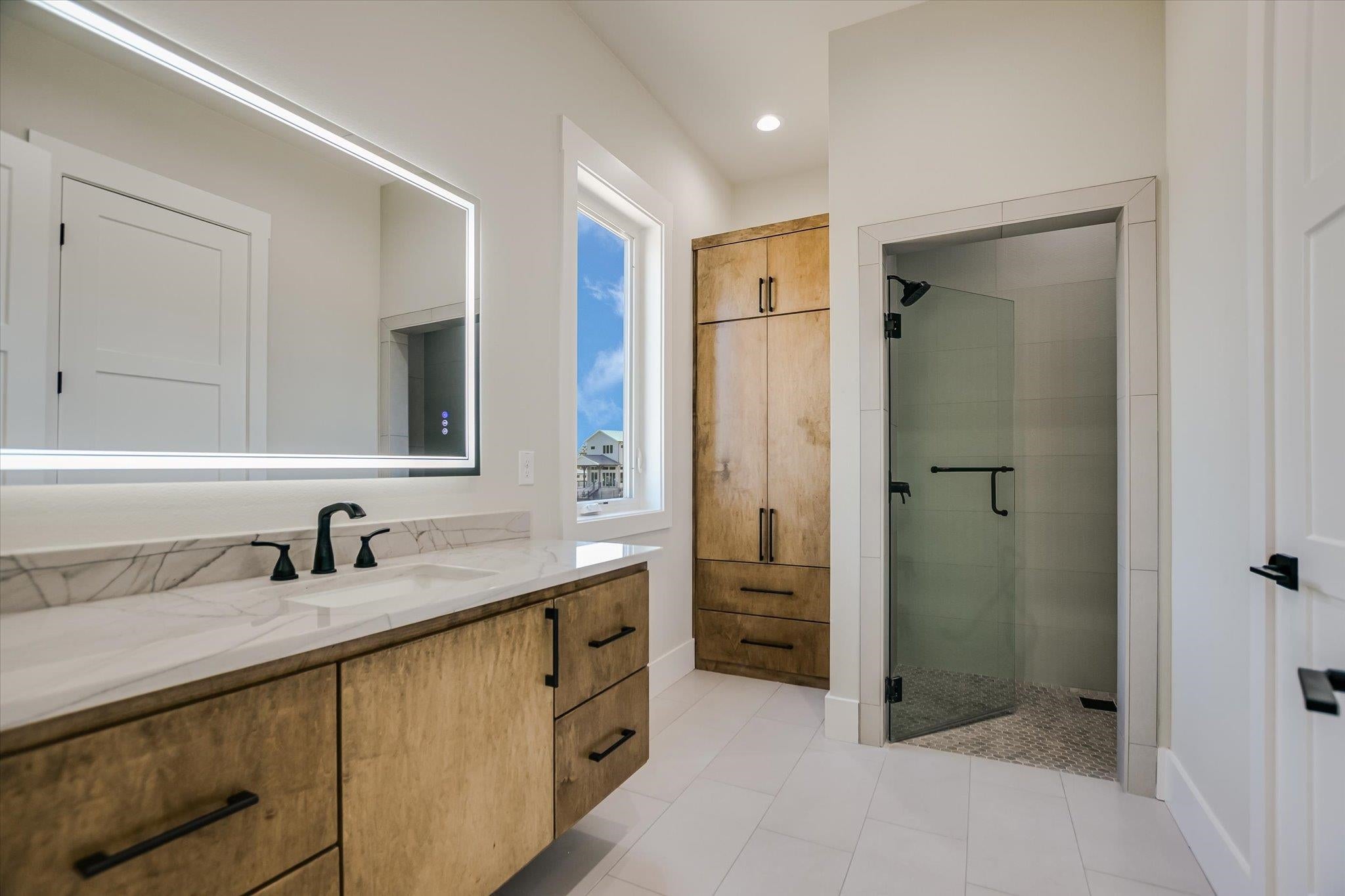 Kingsland, Texas, 78639, United States, 5 Bedrooms Bedrooms, ,6 BathroomsBathrooms,Residential,Active,1880173