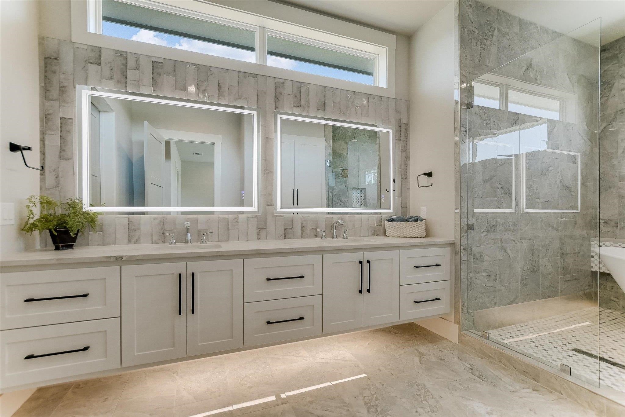 Kingsland, Texas, 78639, United States, 5 Bedrooms Bedrooms, ,6 BathroomsBathrooms,Residential,Active,1880207