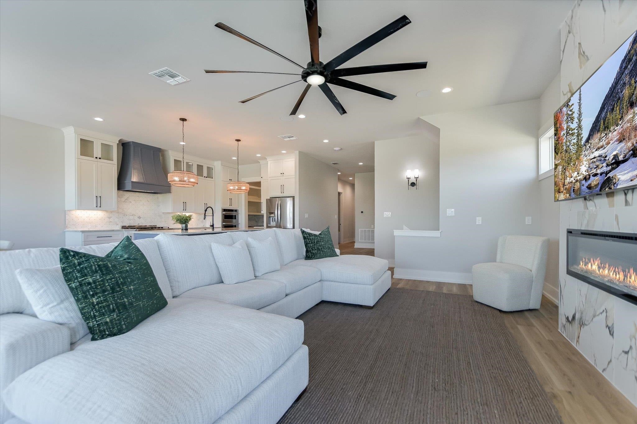 Kingsland, Texas, 78639, United States, 5 Bedrooms Bedrooms, ,6 BathroomsBathrooms,Residential,Active,1880207