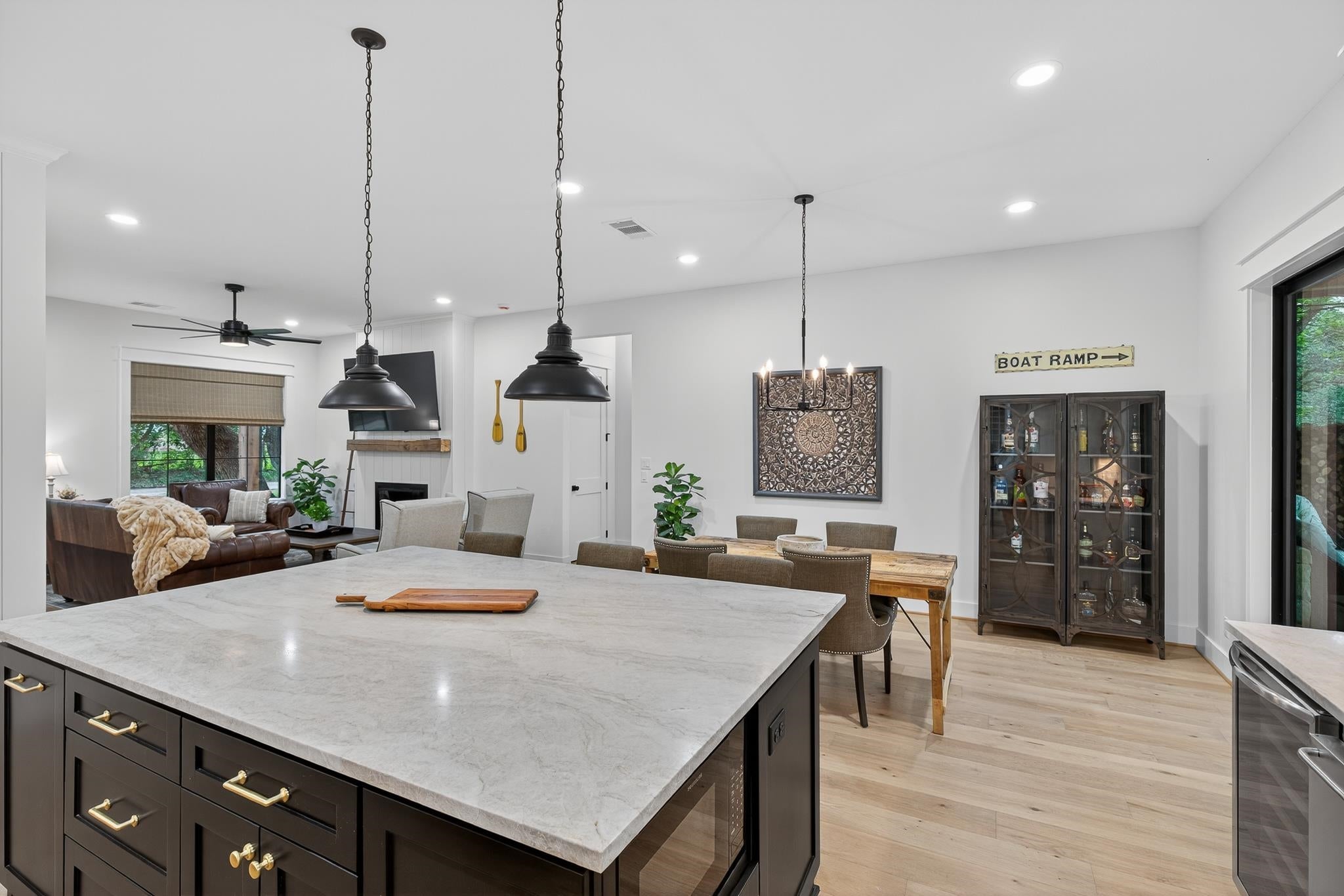 Kingsland, Texas, 78639, United States, 5 Bedrooms Bedrooms, ,4 BathroomsBathrooms,Residential,Active,2007322