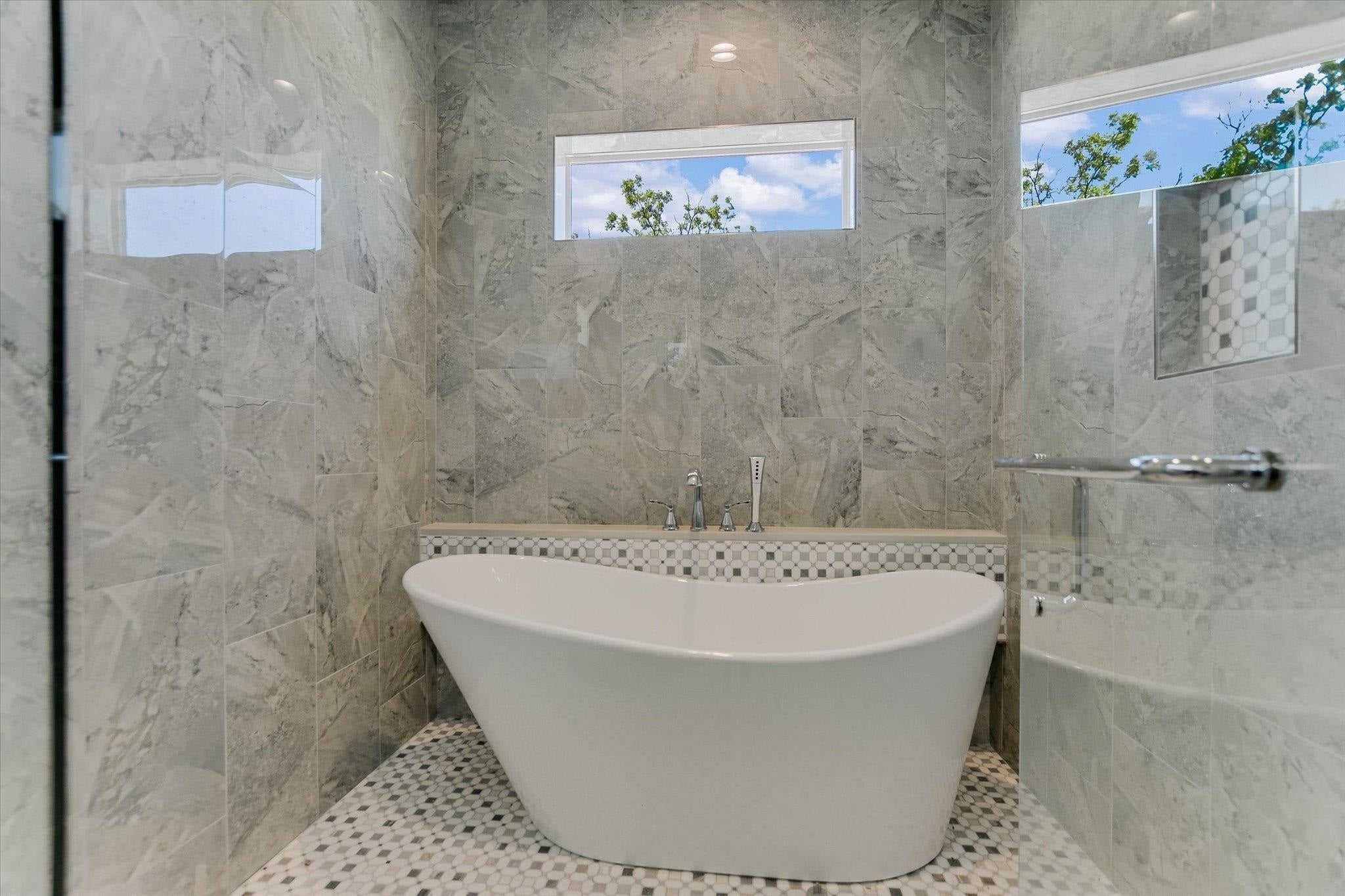 Kingsland, Texas, 78639, United States, 5 Bedrooms Bedrooms, ,6 BathroomsBathrooms,Residential,Active,1880207