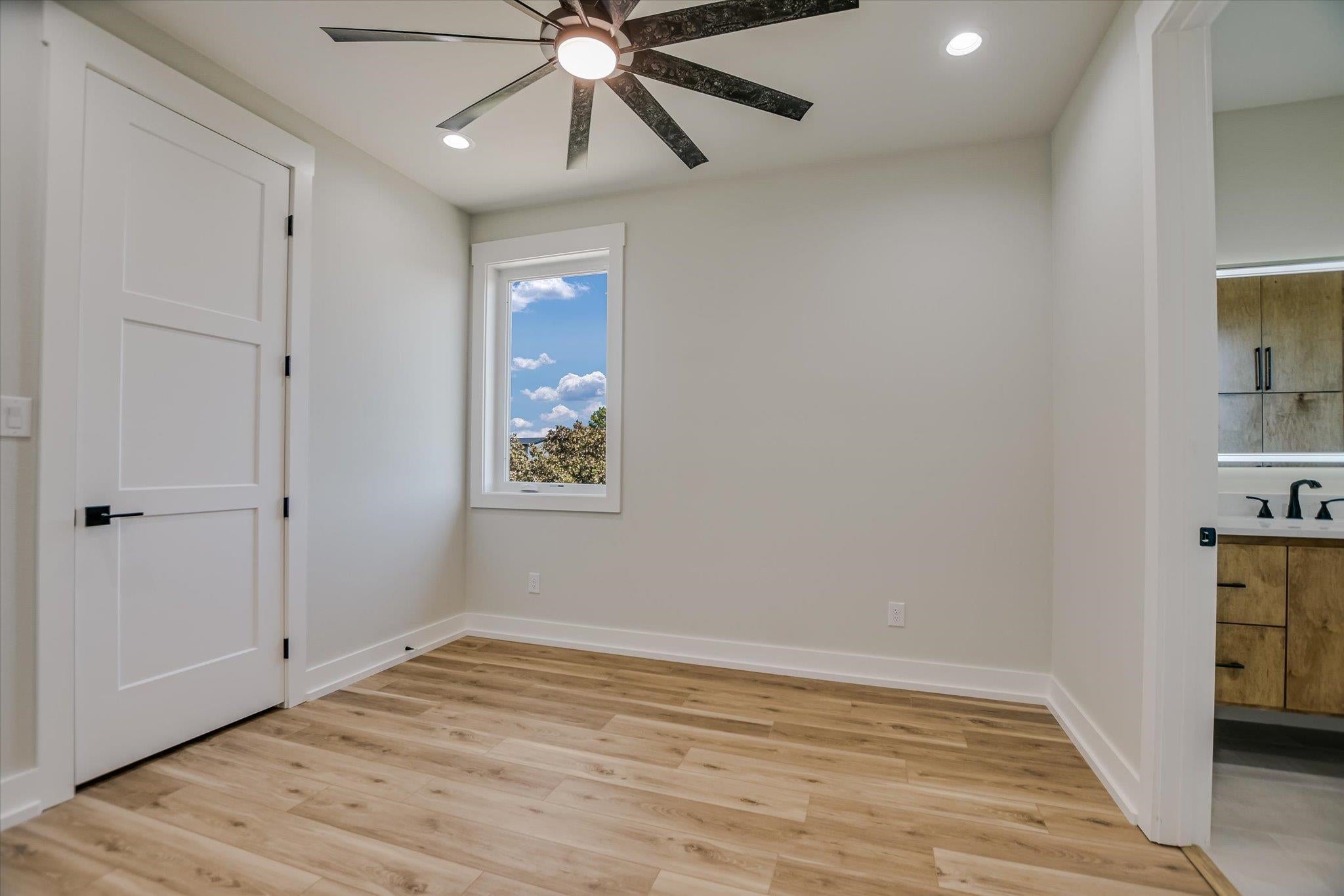 Kingsland, Texas, 78639, United States, 5 Bedrooms Bedrooms, ,6 BathroomsBathrooms,Residential,Active,1880173