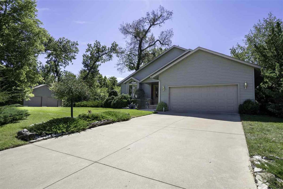 8801 DEER CREST DR, CEDARRAPIDS, IA 52411, photo 1 of 38